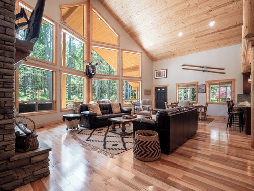 Hot Tub, Firepit, Large Deck, Game Room, Secluded Mtn Views, 20 min to Park | Yellowstone Escape