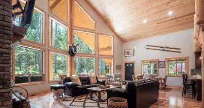 Hot Tub, Firepit, Large Deck, Game Room, Secluded Mtn Views, 20 min to Park | Yellowstone Escape