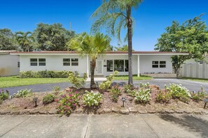 Exterior - Astonishing 4 Bedroom House in the Heart of Hollywood Fl. (Hollywood)