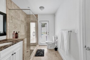 Shower, hair dryer, towels, soap - Astonishing 4 Bedroom House in the Heart of Hollywood Fl. (Hollywood)