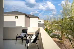 Property grounds - NEW AND MODERN HOME. 3BR + LOFT. Heated/Cooling pool - Sleeps 10, Near airport! (Phoenix)