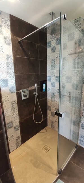 Hair dryer, towels, soap, toilet paper - Cocon Calme et Lumineux à Vannes au Bord du Golfe (Vannes)