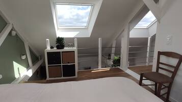 1 slaapkamer, een bureau, een strijkplank/strijkijzer, beddengoed