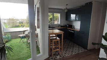 Een koelkast, een microgolfoven, een oven, een kookplaat