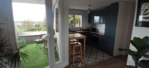 Fridge, microwave, oven, stovetop - Cocon Calme et Lumineux à Vannes au Bord du Golfe (Vannes)