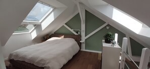 1 chambre, bureau, fer et planche à repasser, draps fournis