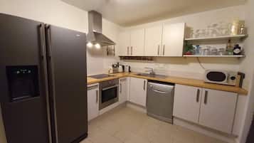 Apartamento | Cocina privada | Frigorífico, microondas, horno y placa de cocina