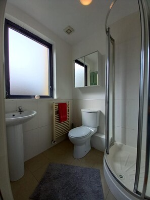 Apartment | Badezimmer | Badewanne und Dusche (separat), Komfortbadewanne, Handtücher