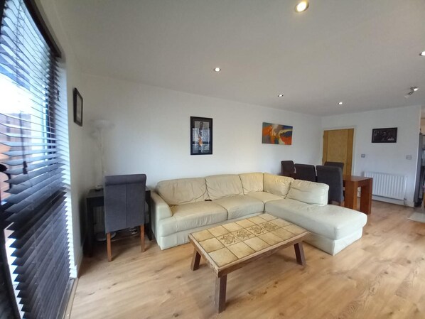 Apartment | Living area | Fireplace