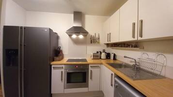 Appartement | Cuisine privée | Réfrigérateur, micro-ondes, four, plaque de cuisson