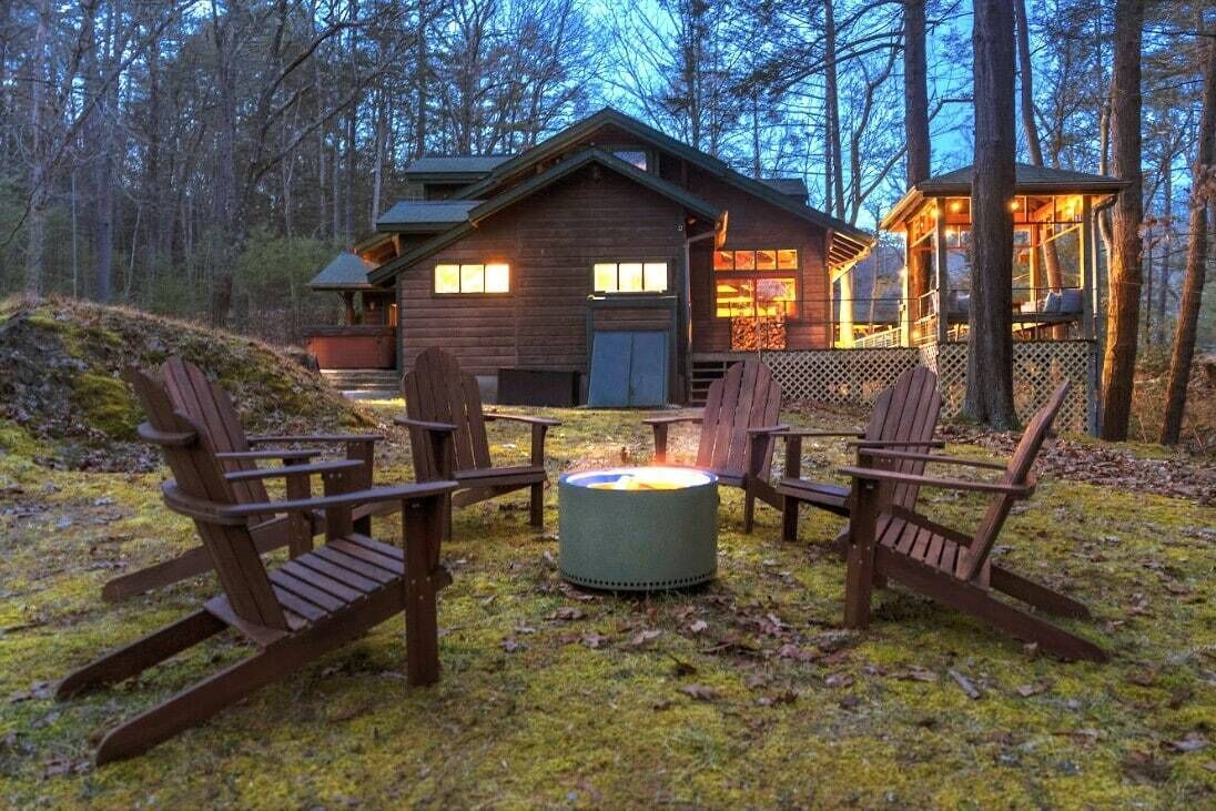 Enchanting Scenic Lodge | Lake Views & Hot Tub