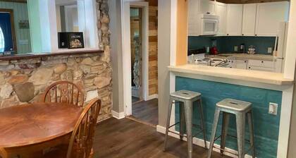 Charming house on deep water cove and amazing views