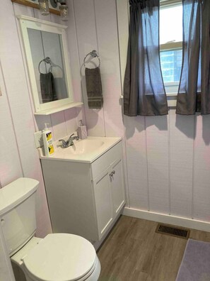 Dusche, Haartrockner, Handtücher, Toilettenpapier