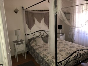4 bedrooms, iron/ironing board, free WiFi, bed sheets - Gîte Pour Détente ou Sportif Village Typique, Épicerie Bar. .animaux non Accepté (Mariac)