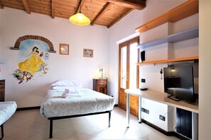 3 habitaciones, escritorio y espacio para trabajar con laptop 