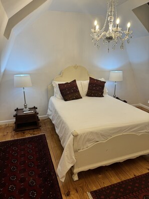 2 quartos, ferros/tábuas de passar roupa, Wi-Fi, roupa de cama