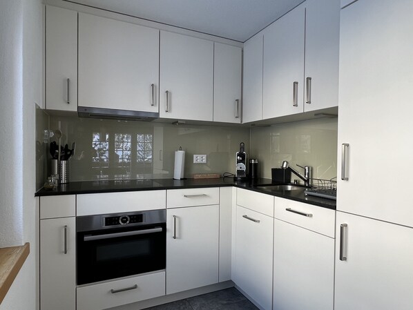 Apartment with fantastic view of Matterhorn | Cocina privada | Frigorífico grande, horno, placa de cocina y lavavajillas