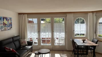 Studio with spectacular view of Matterhorn | Wohnbereich | 120-cm-Plasmafernseher mit Kabelempfang