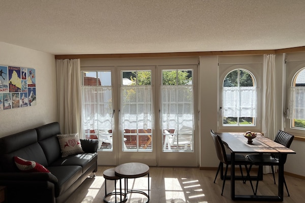 Studio with spectacular view of Matterhorn | Área de sala de estar | Televisión de plasma de 120 cm con canales por cable