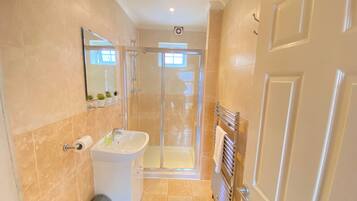 Ducha, secador de pelo, toallas