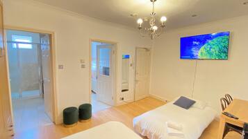 1 habitación, tabla de planchar con plancha, wifi gratis y ropa de cama