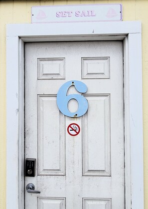 Exterior - Set Sail! DB6--2 BR/1 Bath Cottage with Kitchen, Walk to the Beach, Dogs OK! (Port Aransas)