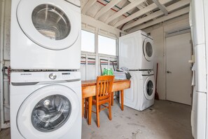 Interior - Set Sail! DB6--2 BR/1 Bath Cottage with Kitchen, Walk to the Beach, Dogs OK! (Port Aransas)