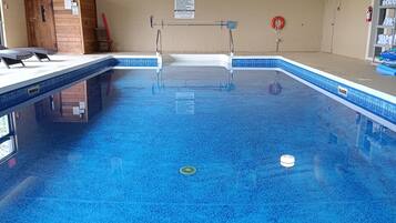 Una piscina cubierta