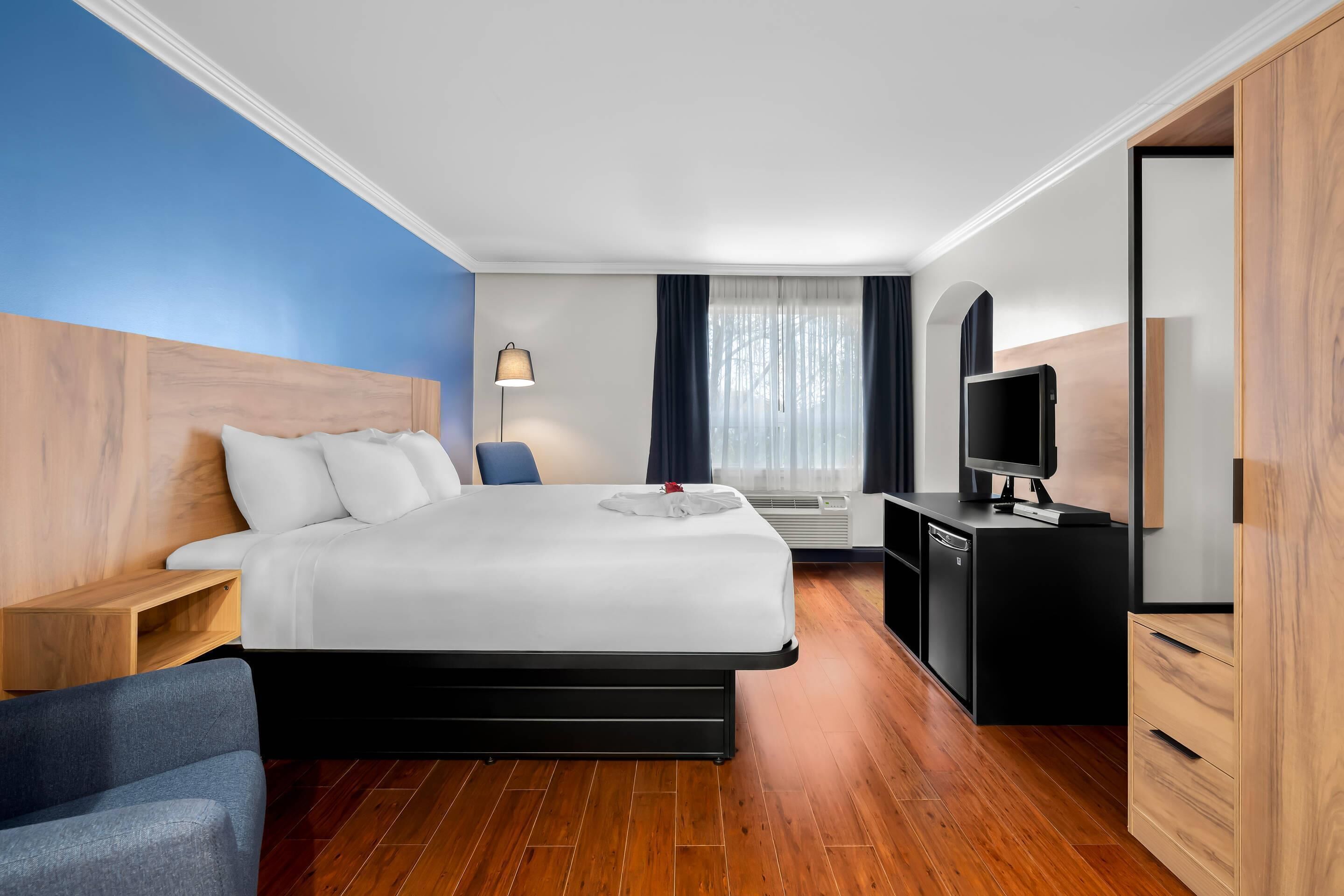 スイート キングベッド 1 台 禁煙 | 高級寝具、羽毛の掛け布団、遮光カーテン、アイロン / アイロン台