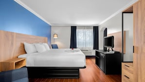 A hotel room with a large bed, a desk with a computer, a TV, and a wardrobe. - Park Inn - by Choice Hotels, Sydney (Sydney)
