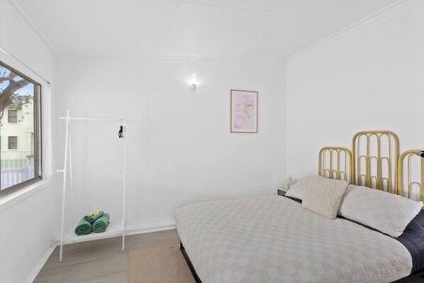 3 habitaciones, escritorio, tabla de planchar con plancha y wifi