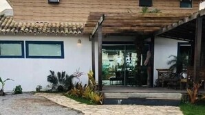 Une maison moderne avec un chemin de pierre menant à un porche en bois.