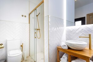 Douche, sèche-cheveux, serviettes fournies