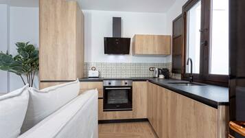 Køleskab, ovn, opvaskemaskine, kaffe-/temaskine