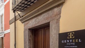Un edificio con un letrero que dice "GENTEEL HOME HORNO MARINA".