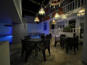 10 binnenzwembaden en parasols bij het zwembad