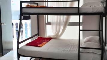 Habitación familiar | Decoración individual, mobiliario individual, wifi gratis y ropa de cama
