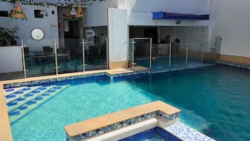 10 piscines couvertes, parasols de plage