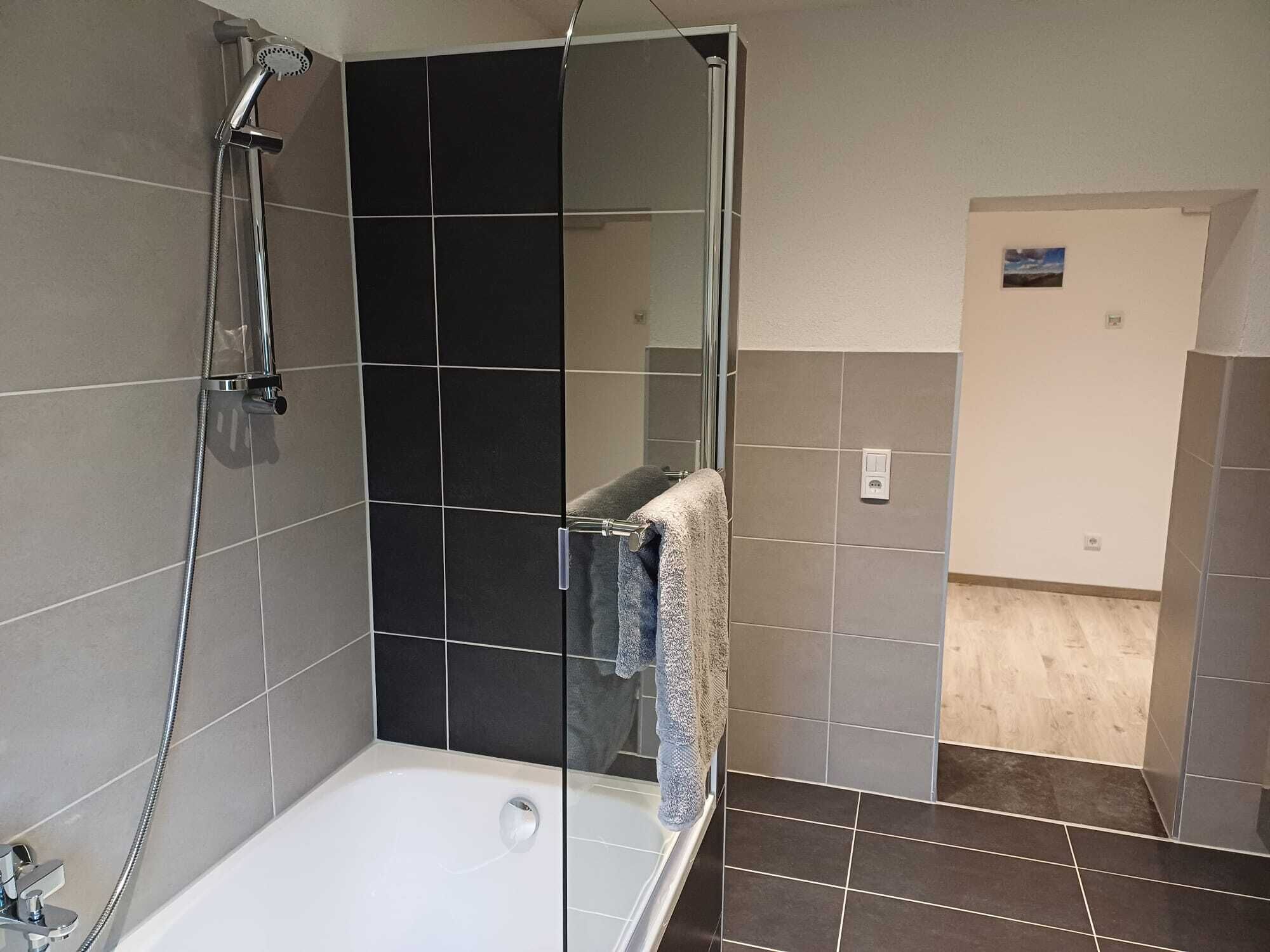 Dusche, Haartrockner, Handtücher, Seife