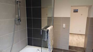 Dusche, Haartrockner, Handtücher, Seife