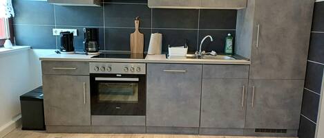 Frigorifero, microonde, forno, piano cottura