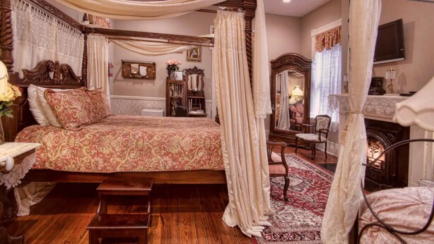 Unclassified image, 1 of 7, button - Abercorn Room - McMillan Inn (Savannah)