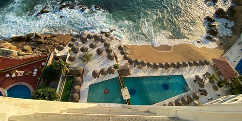 Vista al Mar, Playa, Albercas y Balcón