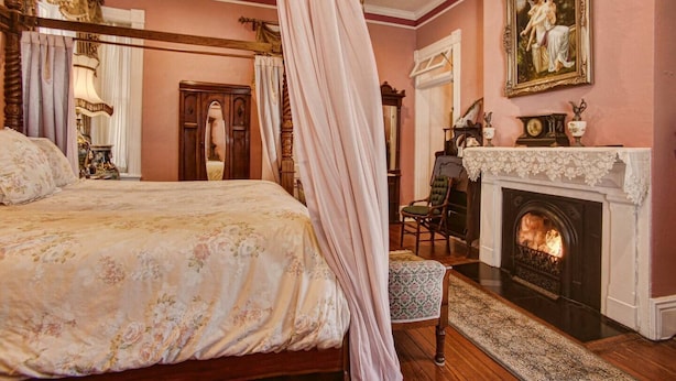 1 bedroom, iron/ironing board, WiFi, bed sheets - Lincoln room - McMillan Inn (Savannah)