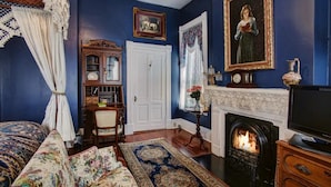 TV, fireplace - Huntingdon Room - McMillan Inn (Savannah)