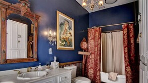 Shower, hair dryer - Huntingdon Room - McMillan Inn (Savannah)