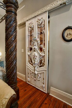 1 bedroom, iron/ironing board - Pulaski room - McMillan Inn (Savannah)