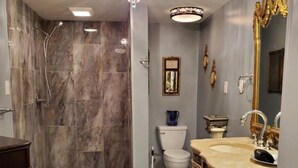 Bathroom - Calhoun Square - McMillan Inn (Savannah)