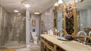 Bathroom - Calhoun Square - McMillan Inn (Savannah)