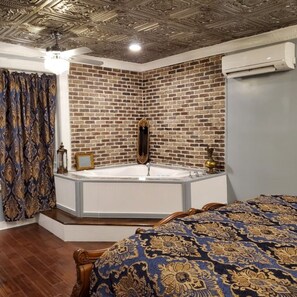 Shower, hair dryer - Calhoun Square - McMillan Inn (Savannah)